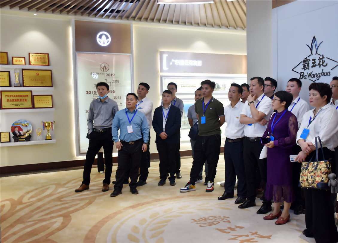 1 章航會長一行觀看企業宣傳片.jpg