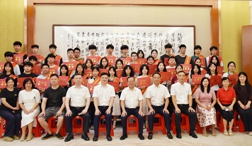 暖心護(hù)航夢想，共赴青春新程 ▏廣東霸王花集團(tuán)舉行2025年員工子女高考獎學(xué)金發(fā)放儀式